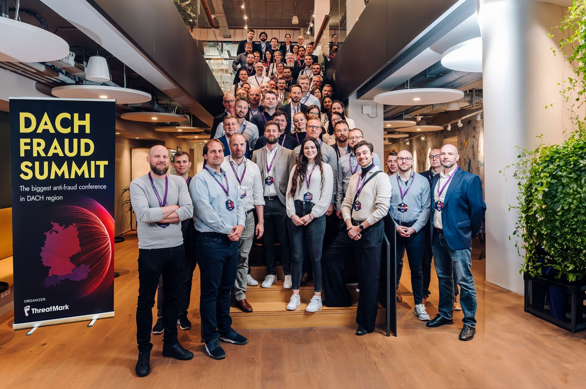 001-dach_fraud_people