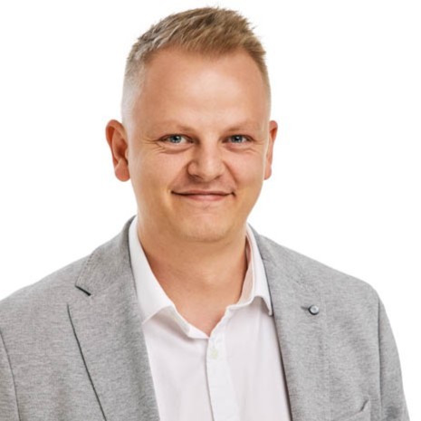 headshot-mirek-karpeta